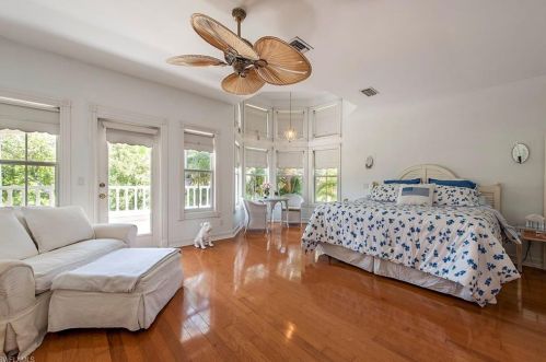 9422 Vanderbilt Dr, Naples FL  34108-2309 exterior