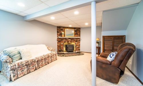 253 Oak Ridge Dr, Middletown CT  06457-1919 exterior