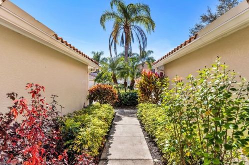 385 Robin Hood Cir, Naples, FL 34104-5421