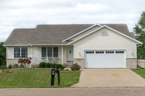 180 Pleasant Creek Dr, Covington, IA 52324-9659