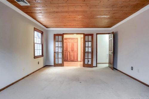8 Thunder Ridge Rd, Sandy Hook CT  06482-1643 exterior