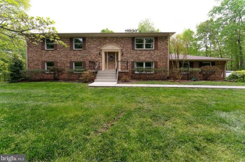 10085 Fox Hound Dr, Nokesville VA  20181-1431 exterior