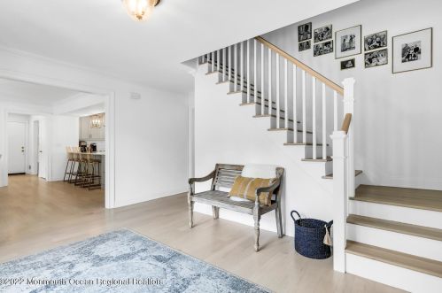 4 Constitution Dr, Leonardo NJ  07737-1807 exterior