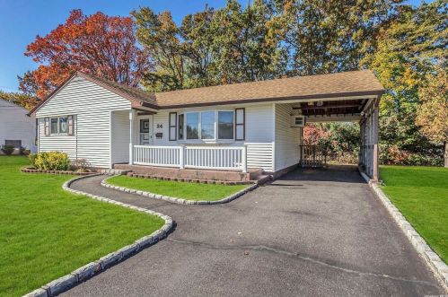 24 Woodlawn Ave, Deer Park, NY 11729-1119