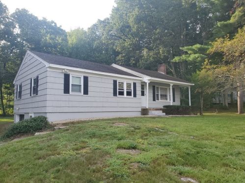 15 Dauntless Ln, Plaistow, NH 03865-2304