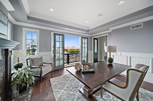 920 Kings Rd, Newport Beach CA  92663-5718 exterior