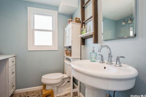 1 Laura Dr, South Setauket NY  11720-3068 exterior