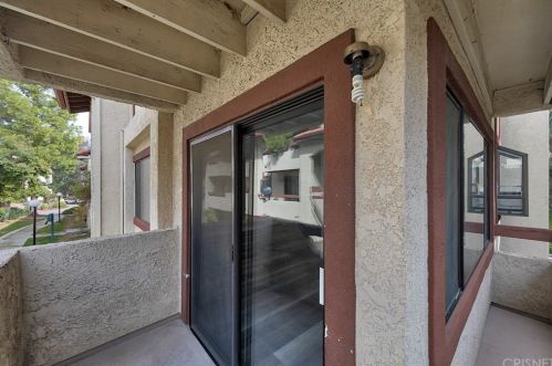 18015 Sundowner Way, Santa Clarita CA  91387-2913 exterior