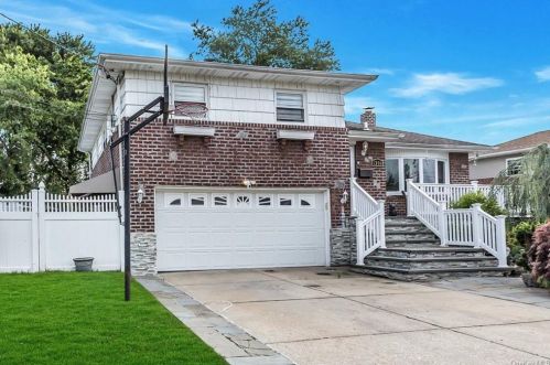 1390 Anchor Dr, North Wantagh, NY 11793-2324