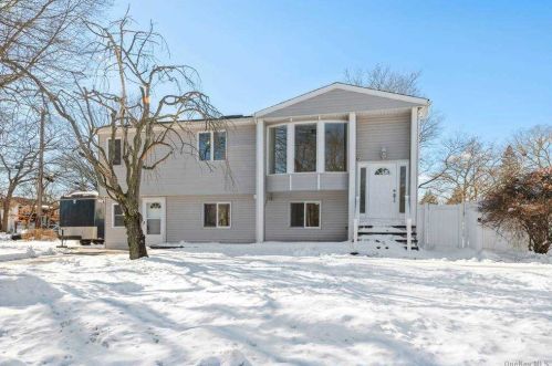 1042 Baldwin Path, Huntington Station, NY 11746-8137