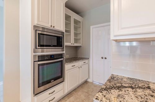1405 Glen Hollow Ln, Lewisville TX  75028-3870 exterior