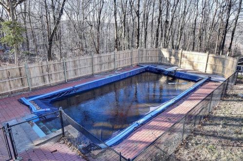 50 Bette Dr, Manchester CT  06040-6814 exterior