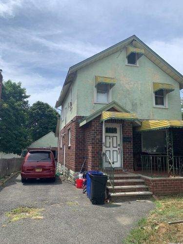 54 Madison Ave, Roosevelt, NY 11575-2519