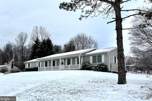 6 Westwood Dr, Mount Holly Springs, PA 17065-1154