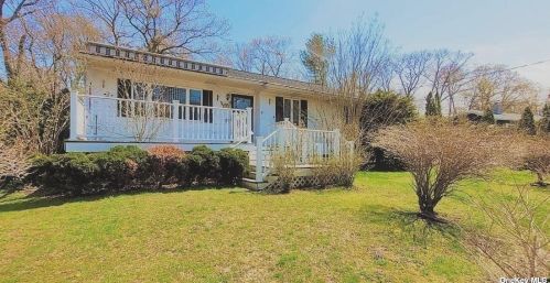 15 Rockaway Dr, Scotts Beach, NY 11789-1841