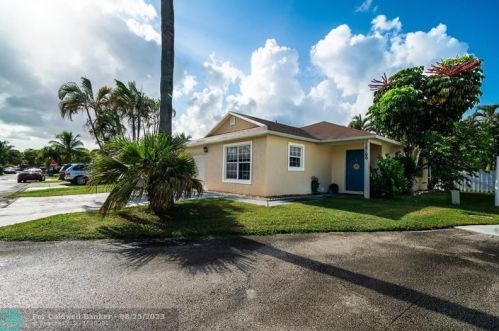 10100 Boynton Pl Cir, Boynton Beach FL  33437-2612 exterior