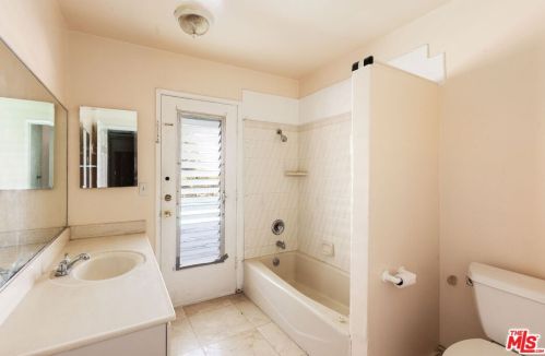 22351 De Grasse Dr, Calabasas CA 91302-5116 exterior