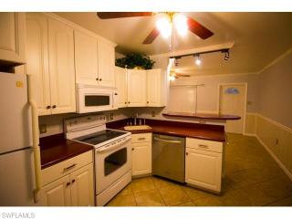 21661 Pearl St, Alva, FL 33920-5541