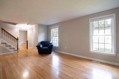 8 Cathedral Cir, Nashua NH 03063-2716 exterior