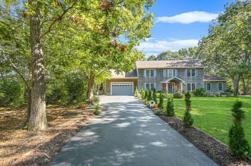145 Damascus Rd, East Quogue, NY 11942-3633