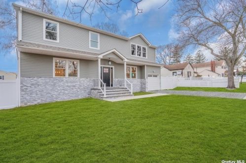 49 Jerome St, North Lindenhurst, NY 11757-3430