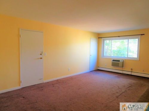 7 Lake Ave, East Brunswick, NJ 08816-1818