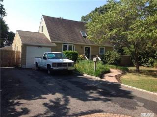 8 Beech Pl, Bayshore, NY 11706-2808