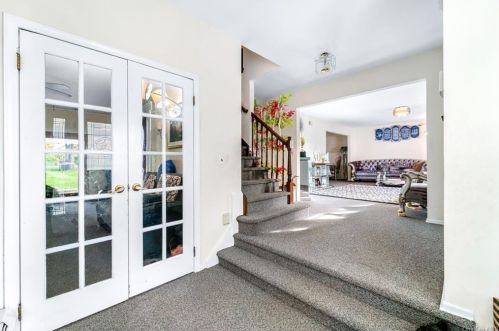 24 Ethan Allen Ct, Orangeburg, NY 10962-2722