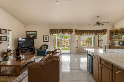 860 Valley Oak Dr, Hollister CA  95023-9155 exterior