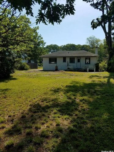 76 Malts Ave, West Islip NY  11795-2508 exterior