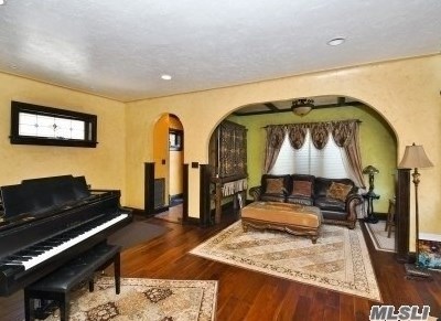 577 Marcellus Rd, Williston Park, NY 11596-1641