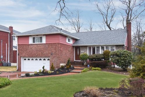 183 Robby Ln, New Hyde Park, NY 11040-1105