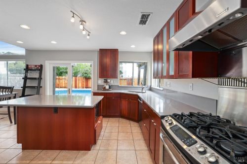 912 Celestine Cir, Vacaville CA  95687-7852 exterior