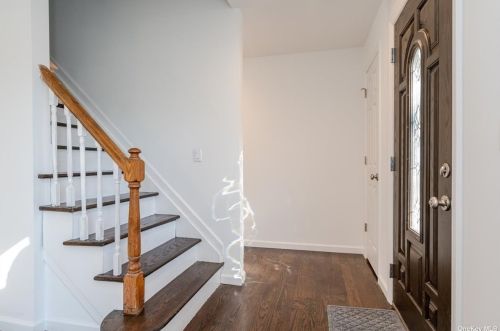 24 Hiawatha Dr, Brightwaters, NY 11718-1126