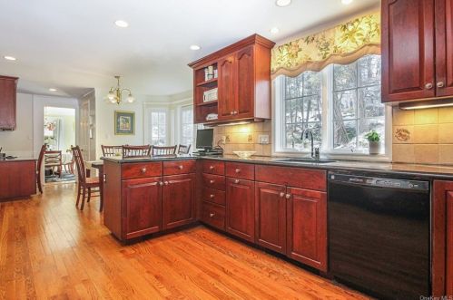 92 Marcourt Dr, Chappaqua, NY 10514-2505