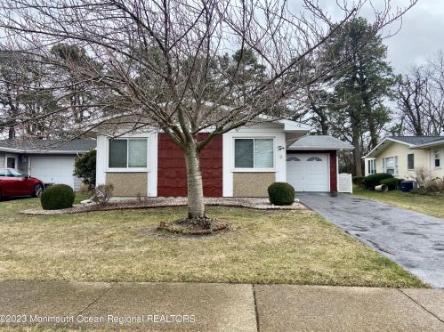 10 Whitman St, Bricktown, NJ 08724-2449