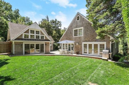 8 Flicker Ln, Norwalk, CT 06853-1311