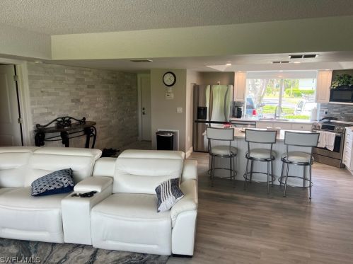 296 Winners Cir, Naples, FL 34112-3104