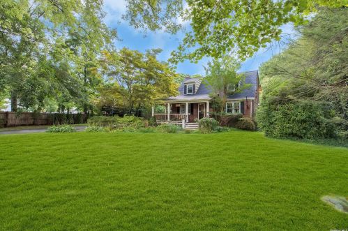 208 Oakfield Ave, Huntington Station, NY 11746-6305