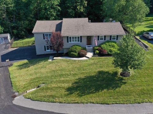 7 Wayne Dr, Middletown, NY 10940-6682