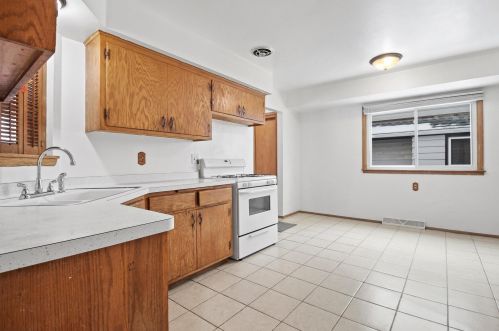 5667 91, Milwaukee WI 53225-2737 exterior