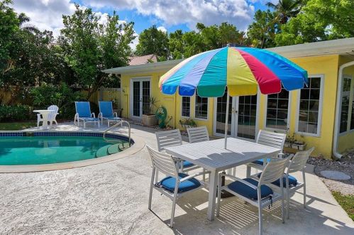 361 1st Ave, Naples, FL 34102-5904