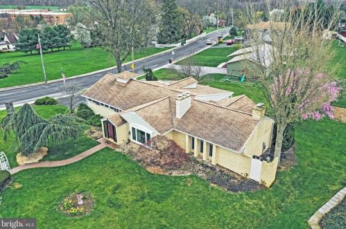 402 Hillside Dr, Red Lion, PA 17356-2306