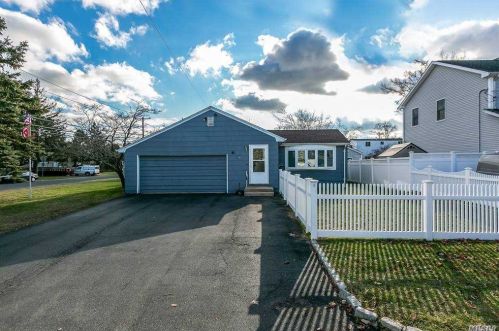 389 Albany Ave, North Lindenhurst, NY 11757-2638
