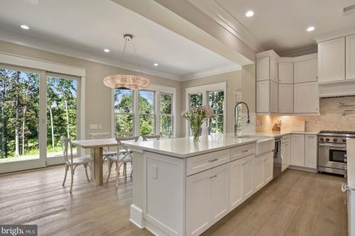 1044 Manning St, Great Falls VA  22066-1922 exterior