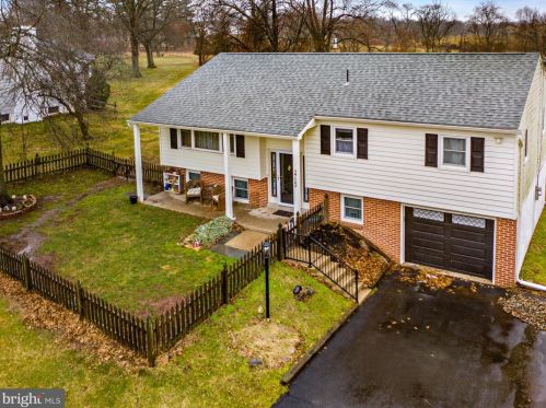 2723 Leidy Rd, Gilbertsville, PA 19525-9170