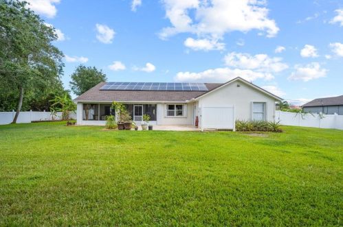 107 Hawthorne Cir, Fort Pierce FL 34953-3524 exterior