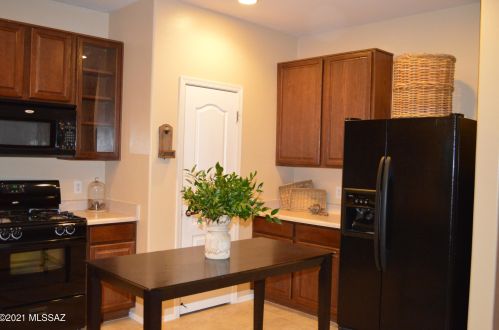 8082 Cabinet St, Tucson, AZ 85730-1292