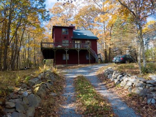 1089 Country Club Dr, Gouldsboro, PA 18424