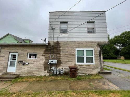 250 Emerson Ave, Hermitage, PA 16121-1826